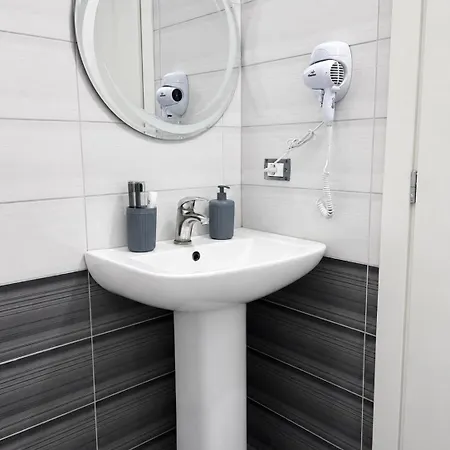 Апартаменты Tatastays Vlore- Modern 2 Min Walk From The Beach, In Lungomare Влёра